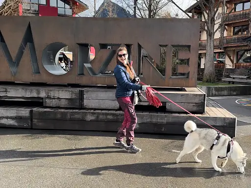 centre-ville-morzine-avec-son-chien