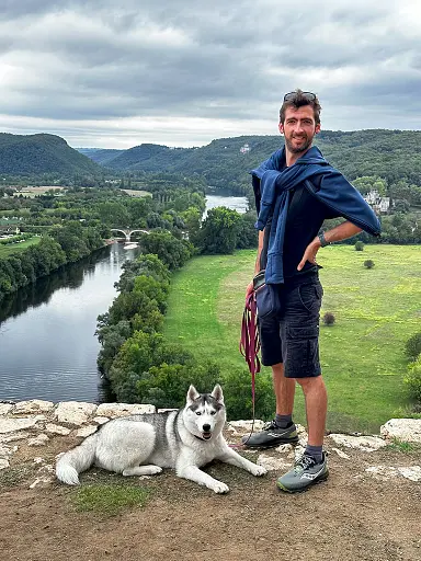 chateau-de-beynac-sarlat-la-caneda-avec-son-chien