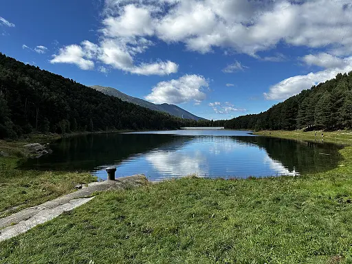 lac-d-engolasters-andorre-la-vieille-avec-son-chien