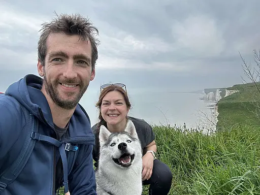 idees-voyages/le-sentier-du-littoral-et-les-falaises-mers-les-bains-avec-son-chien
