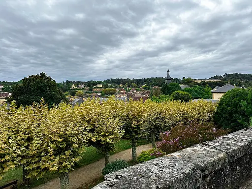 parc-du-plantier-sarlat-la-caneda-avec-son-chien