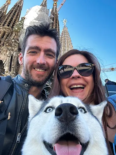 sagrada-familia-barcelone-avec-son-chien