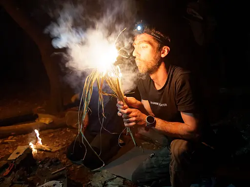 savoir-allumer-un-feu-3-jours-en-stage-de-survie-avec-son-chien