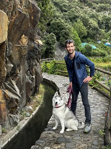 sola-irrigation-canal-trail-andorre-la-vieille-avec-son-chien