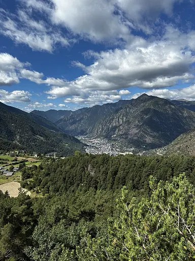 vue-depuis-le-mirador-andorre-la-vieille-avec-son-chien